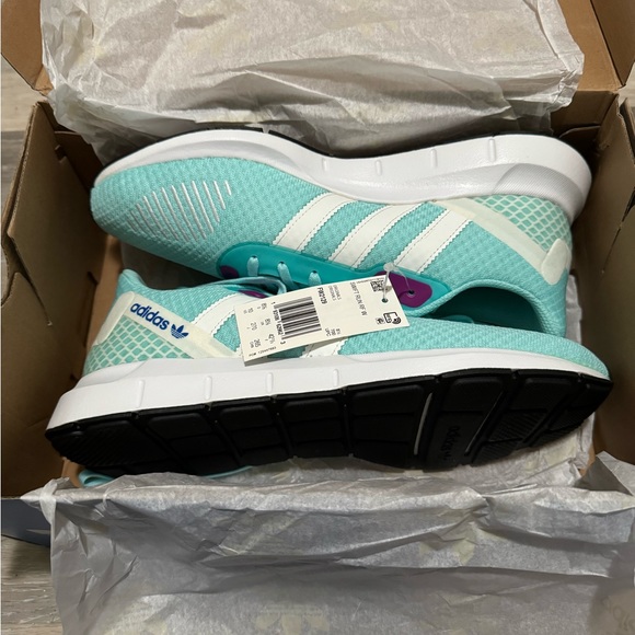 adidas Women's Swift Run Rf Sneaker NWT - Picture 2 of 3